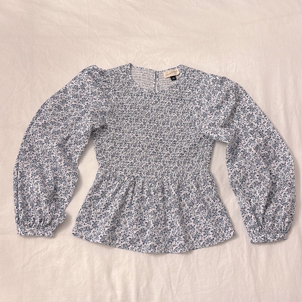 EUC Universal Thread, sz XS, floral smocked long sleeve top w/ balloon sleeves